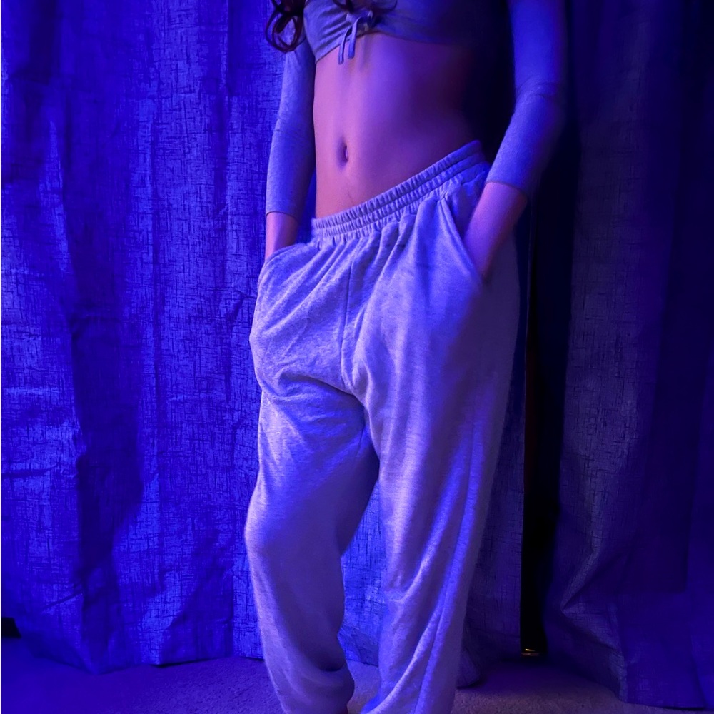 sweatpants with a cute plain gray crop top🫣